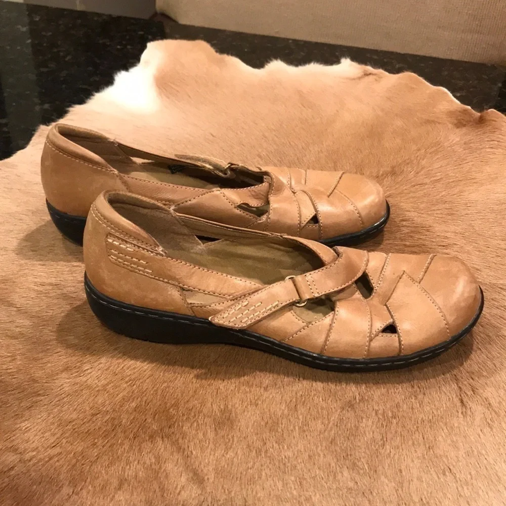 Clark’s Bendables Tan Leather Shoe Size 7.5N